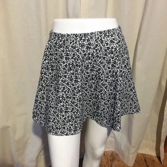 Aeropostale Dresses & Skirts - Aeropostale Skater Skirt Black White Floral